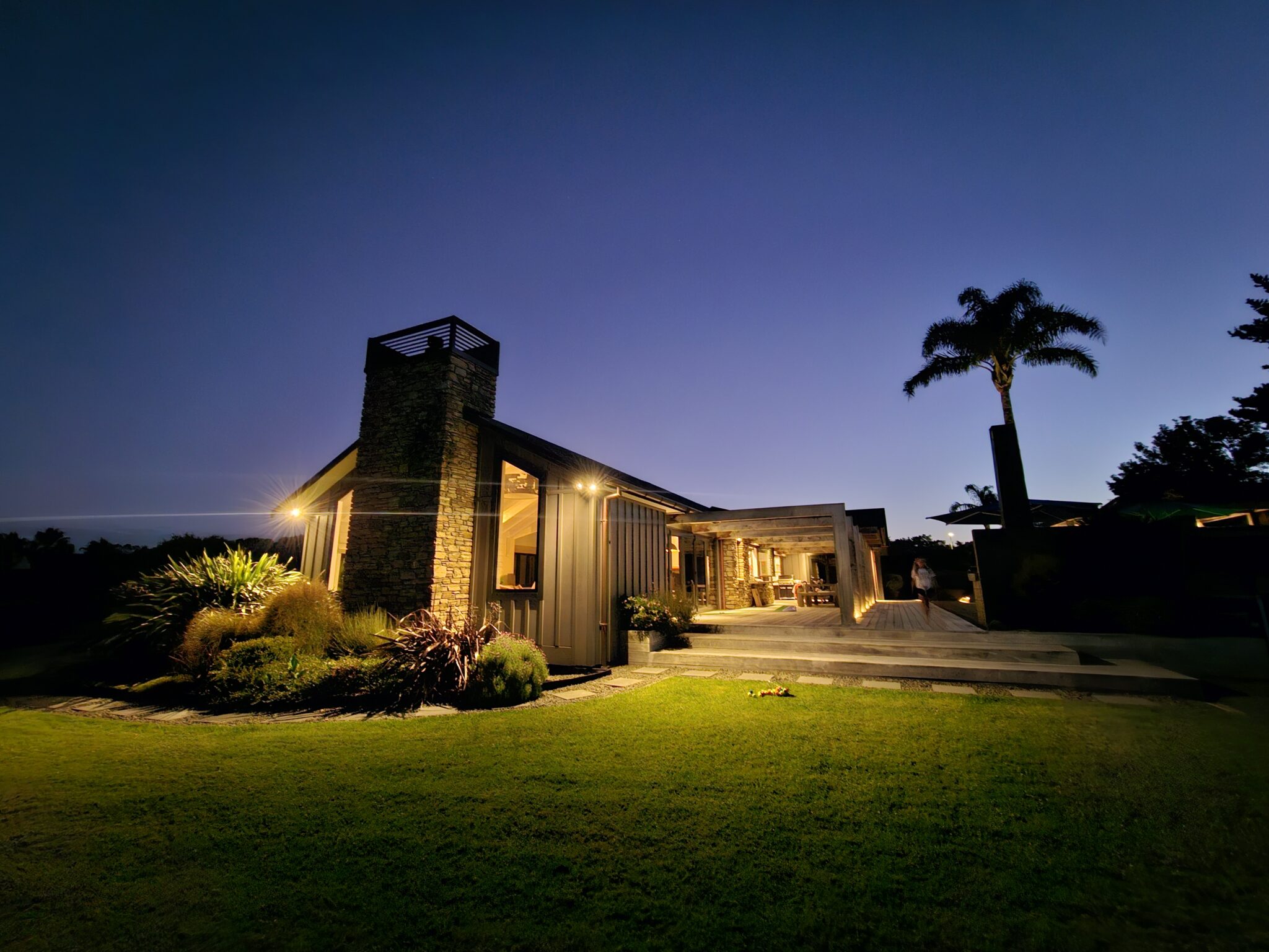 Residential-outdoor-lighting-2048x1536